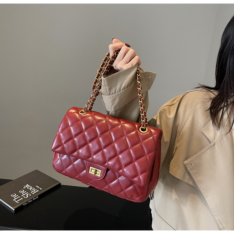 Lingge Chain European and American Retro Fashion Commuter Small Square Bag 26 undefined