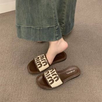 Flat-Soled Internet Celebrity Popular Flip-Flops Women's Shoes 2024 New Summer Outer Wear French Small Sandals Beach Sandals