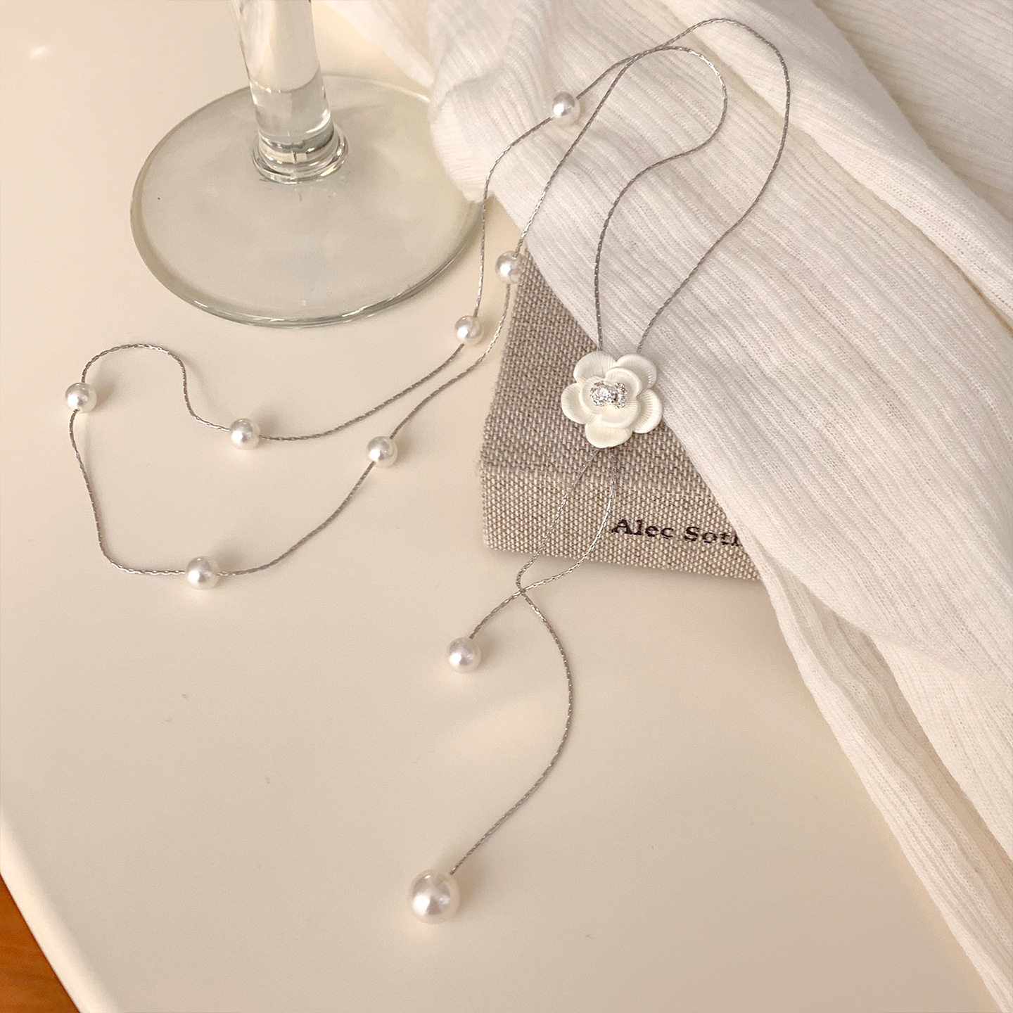 Light Luxury Camellia Pearl Pendant Necklace, Feminine and Elegant Long Sweater Chain, Niche High-End Necklace Accessories