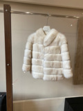 Шуба из цельного меха лисы Beibei fox с горизонтальным рукавом в три четверти