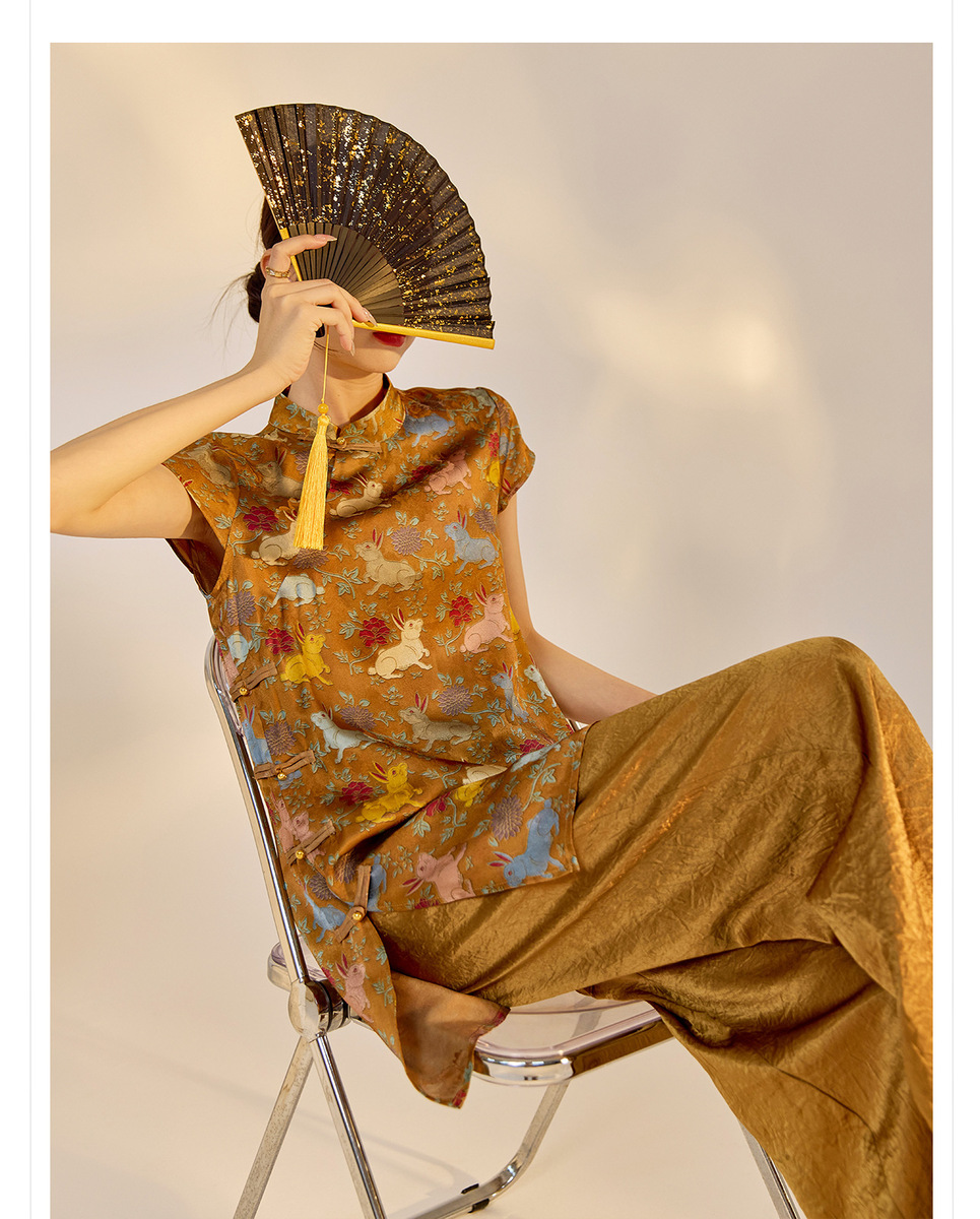 Đầm chữ A nữ cổ đứng thêu họa tiết cao cấp dáng suông — Màu caramel, Màu đỏ san hô