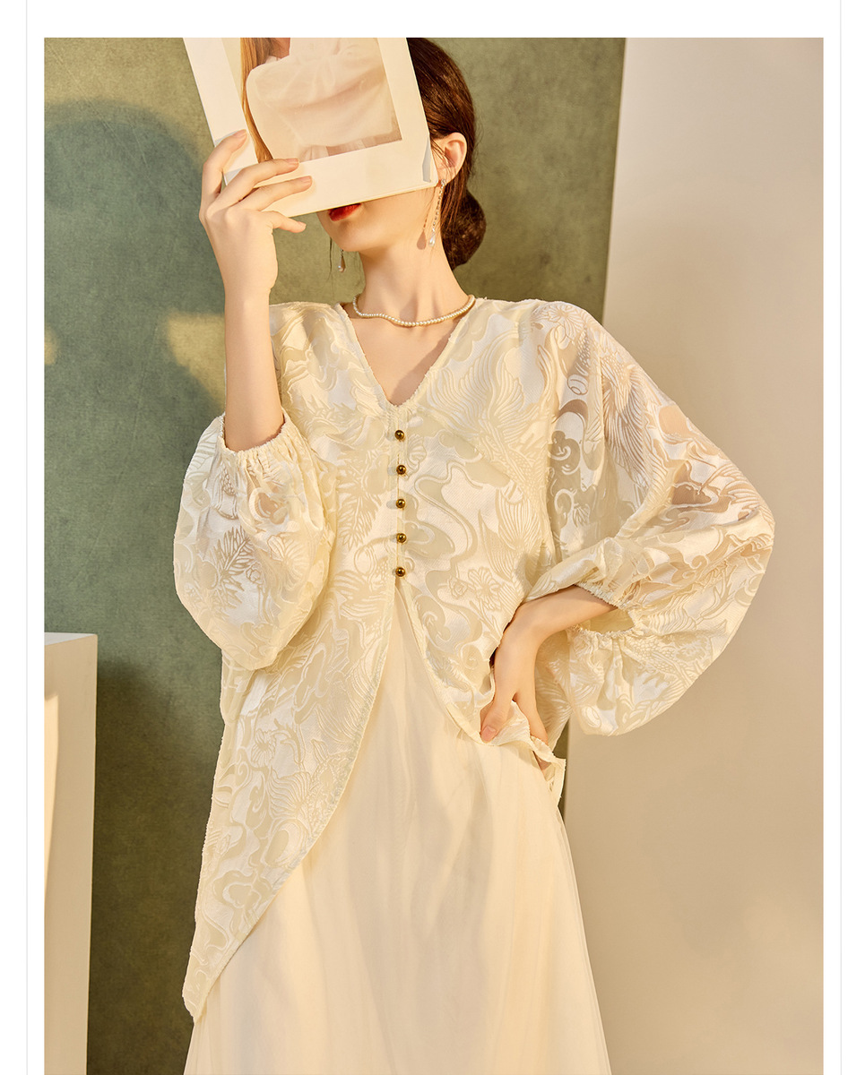 Đầm maxi nữ dài tay cổ chữ V họa tiết hoa in nổi — bầu trời xanh, Màu trắng nhạt