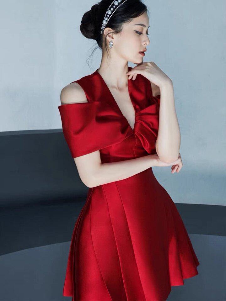 Váy Dự Tiệc Nữ Dáng Xòe Cổ chữ V Chân Váy Xếp Ly Chiết Eo Nơ Bướm Màu Be, Đỏ chi tiết 1