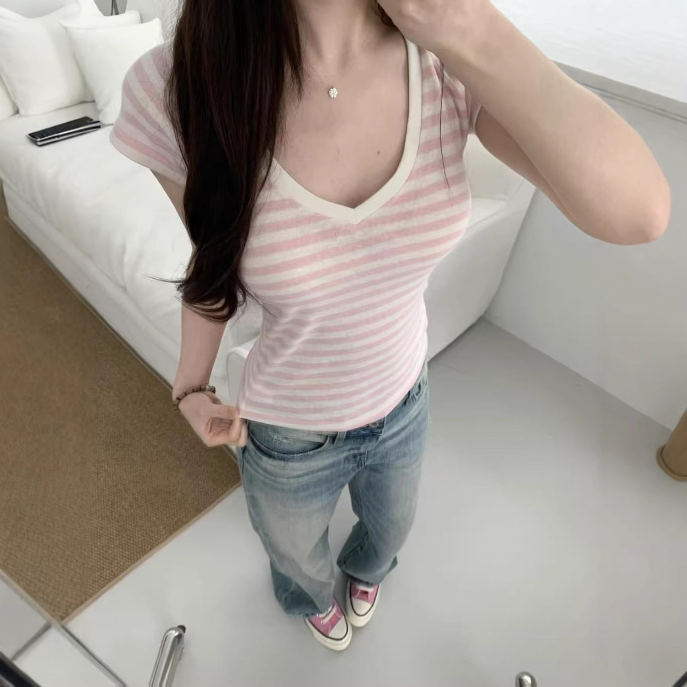 เสื้อยืดแขนสั้นคอวี ลายทางสีชมพู ทรงเข้ารูป สำหรับผู้หญิง ฤดูร้อน ดีไซน์เกาหลีสุดเก๋ พร้อมแขนระบายเล็กๆ