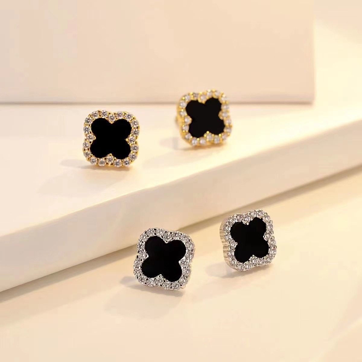 Double-sided Clover titanium steel necklace light luxury clavicle chain with simple same style ear studs factory direct sales large quantity Congyou