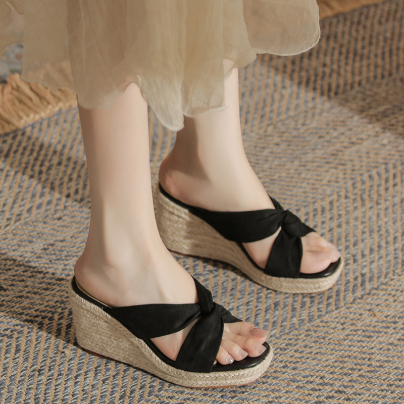 Dép sandal nữ quai ngang gót xuồng 9cm mũi hở đế mềm êm chân — Màu be, màu đen