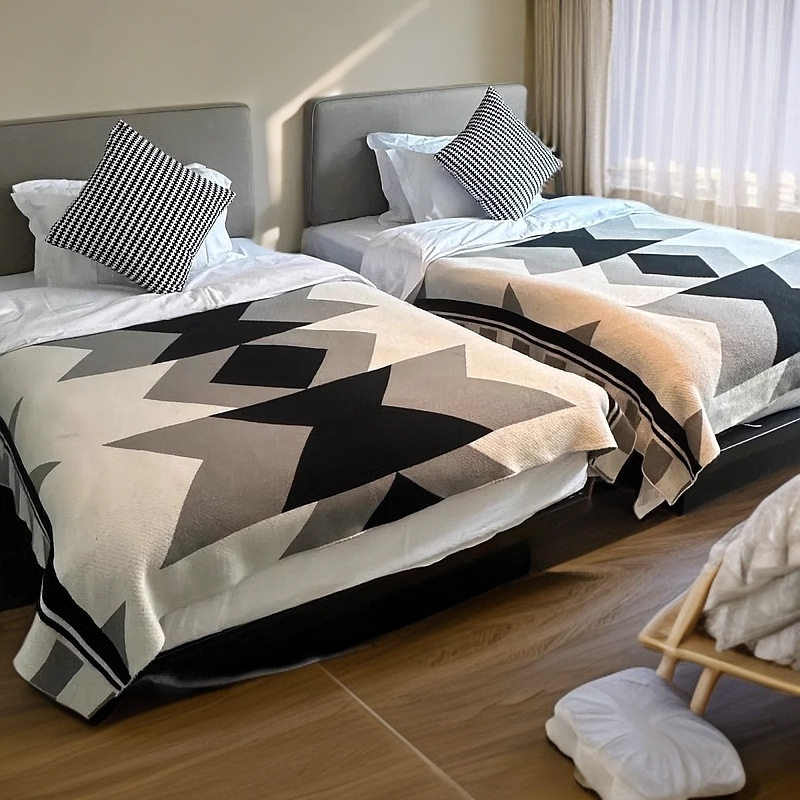 A4 Geometric Pattern Knitted Blanket, Light Luxury Style Knitted Yarn Blanket, Leisure Blanket for Guesthouses, Bed Blanket, Sofa Blanket