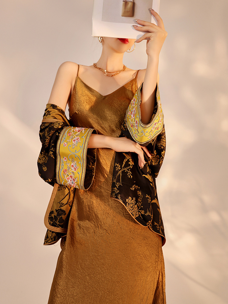 Áo khoác nữ thêu hoa cổ chữ V dáng rộng