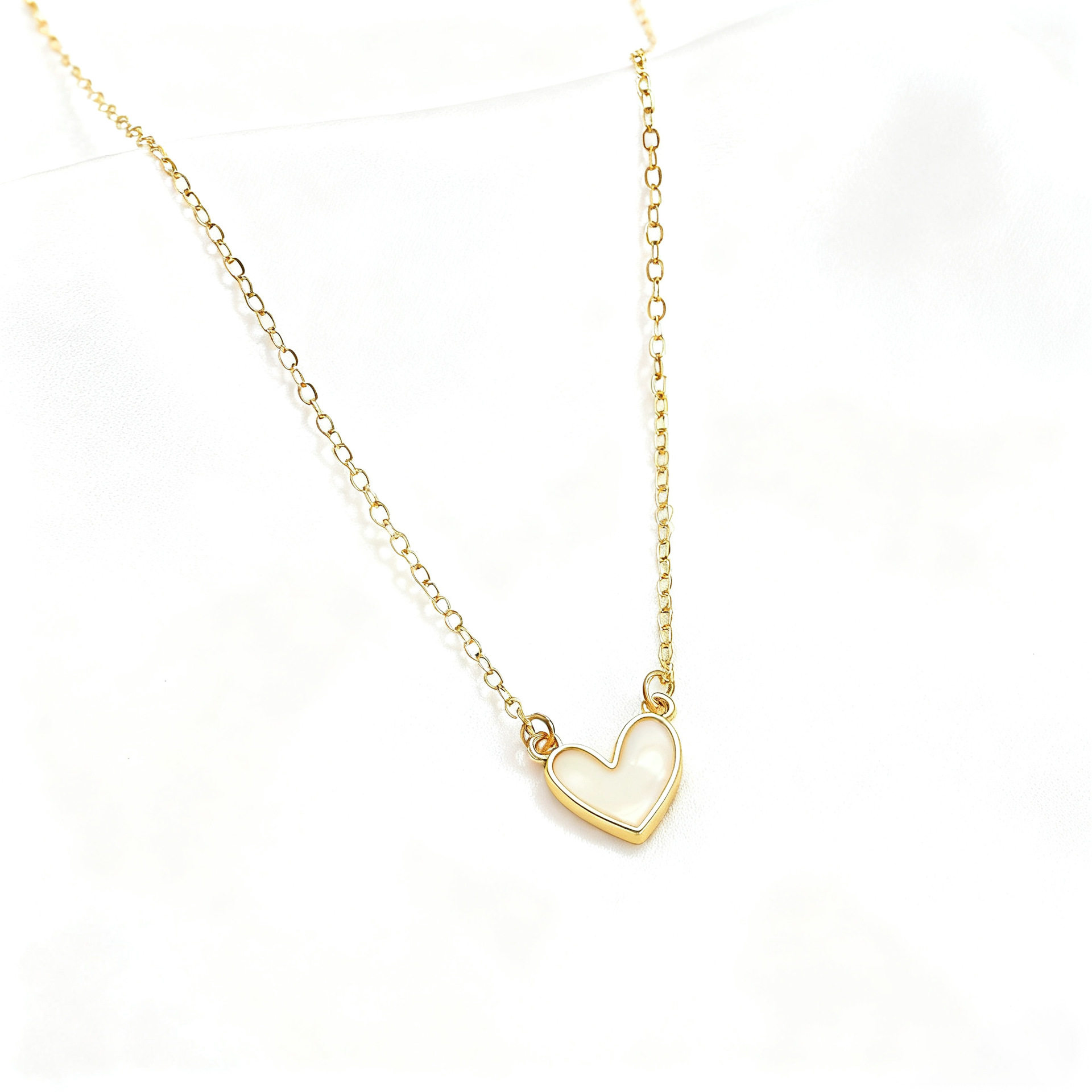 Ins Style Popular White Oil Dripping Heart Necklace for Women 2025 Niche Design Exquisite Clavicle Chain Elegant Necklace