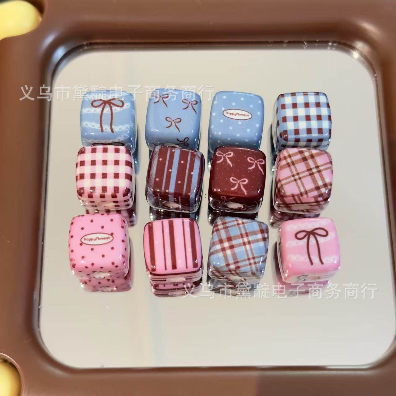 ลูกปัดอะคริลิกทรงสี่เหลี่ยม ลายสก็อตสีชมพูและสีน้ำเงิน สไตล์เรโทร สำหรับ DIY ทำโซ่คล้องโทรศัพท์มือถือ หรือพวงกุญแจ ใช้เป็นอุปกรณ์ตกแต่งเสื้อผ้า