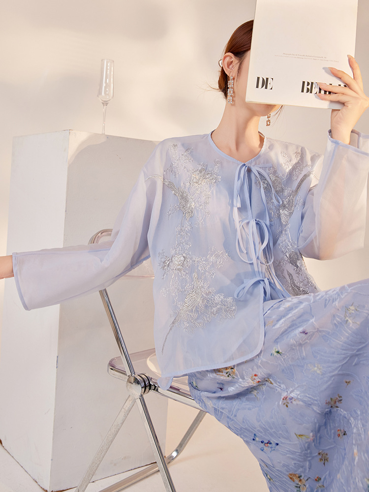 Set áo dài tay kèm đầm dài lụa tơ tằm in hoa nữ tính — Áo màu xanh lam