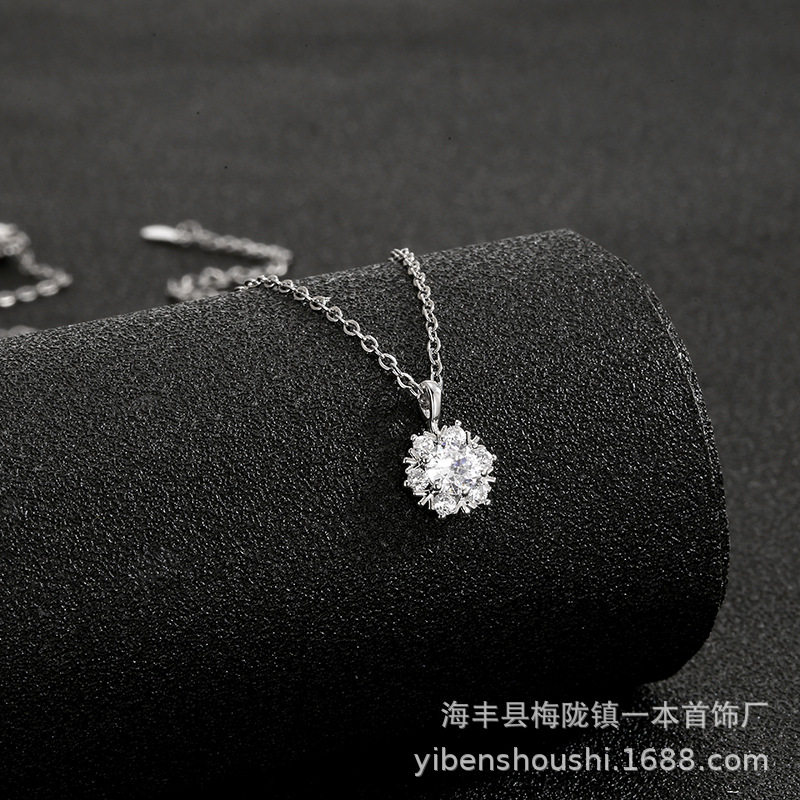 A diamond snowflake necklace 2024 new luxury sweater chain niche titanium steel clavicle chain design for birthday gifts