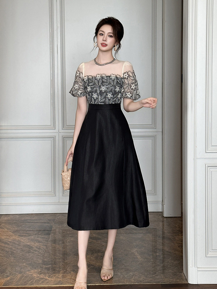 Đầm maxi nữ tay bồng cổ tròn, thiết kế ren viền cổ, dáng suông oversize, eo cao — [Đen]