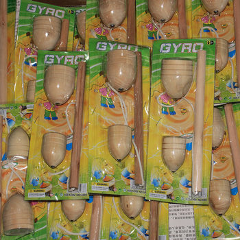 Children's outdoor gyro childhood nostalgic toy flogging wooden gyro suit stall night market 2 yuan toy wholesale