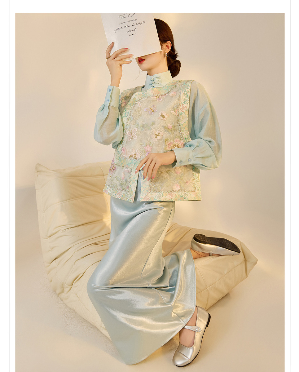 Áo gile nữ dáng vest cổ tròn thêu họa tiết hoa — màu xanh nhạt