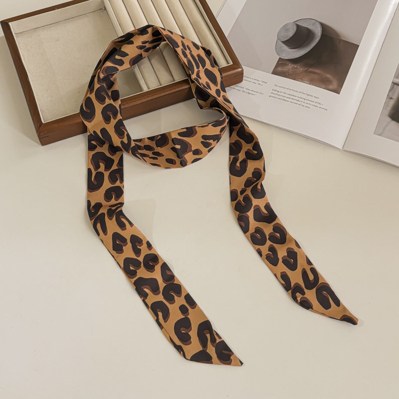 ライトカラーのヒョウ柄シルクスカーフ - 約142cm