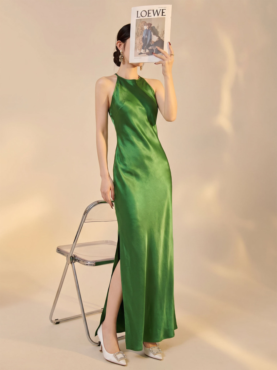Đầm dài cổ quấn vai trần chất liệu satin bóng nhẹ, chiết eo xếp ly, xẻ tà bên hông tôn dáng — Xanh rêu đậm