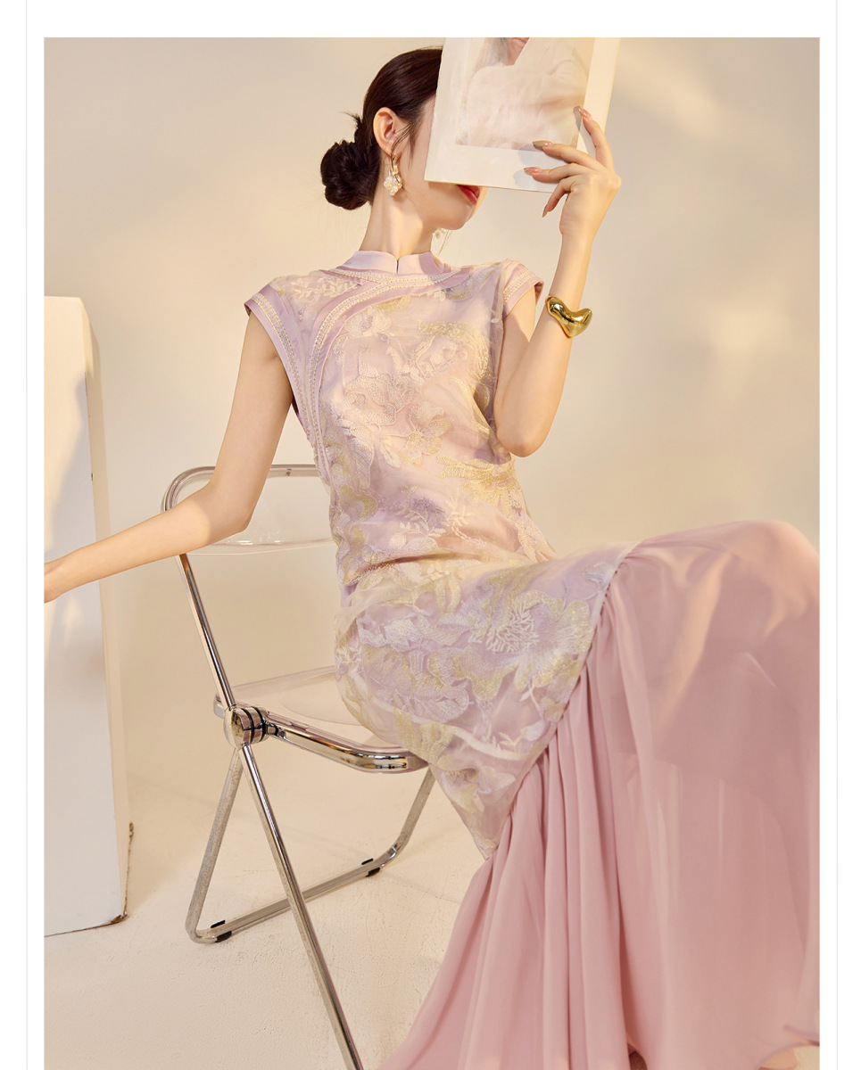 Đầm liền cổ đứng không tay thêu đính cườm họa tiết hoa — Tím Đinh Hương (giao hàng trong 7 ngày), Tím đinh hương (giao hàng trong ngày), Vàng cát chảy (giao hàng trong 7 ngày), Vàng cát chảy (giao hàng trong ngày)