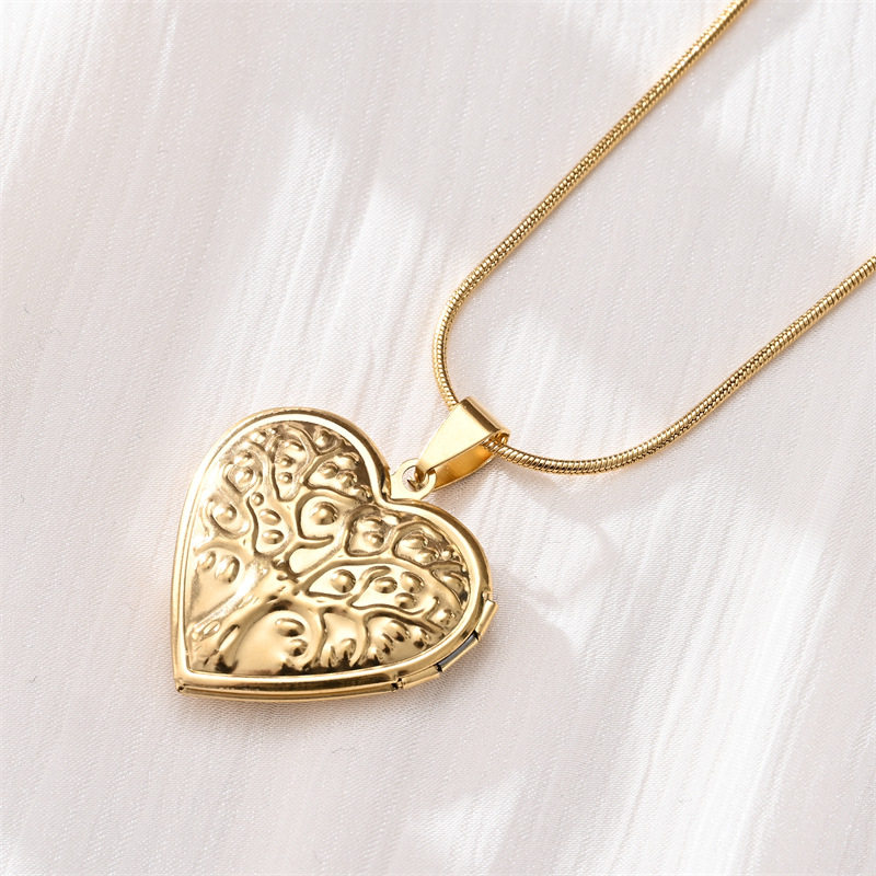 Cross-border couples stainless steel necklace does not fade love titanium steel high version jewelry personality phase box Yiwu wholesale