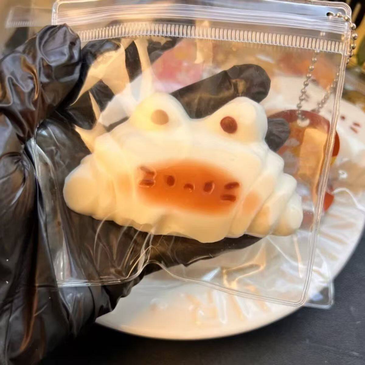 クロワッサン - 焦げた黄色 [高見えする食べ物のつまみ]