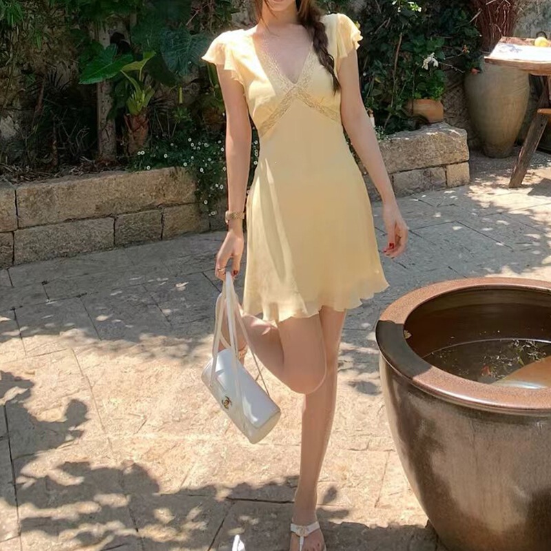 Đầm liền cổ chữ V tay ngắn phối nhún eo dáng chữ A — Màu vàng nhạt