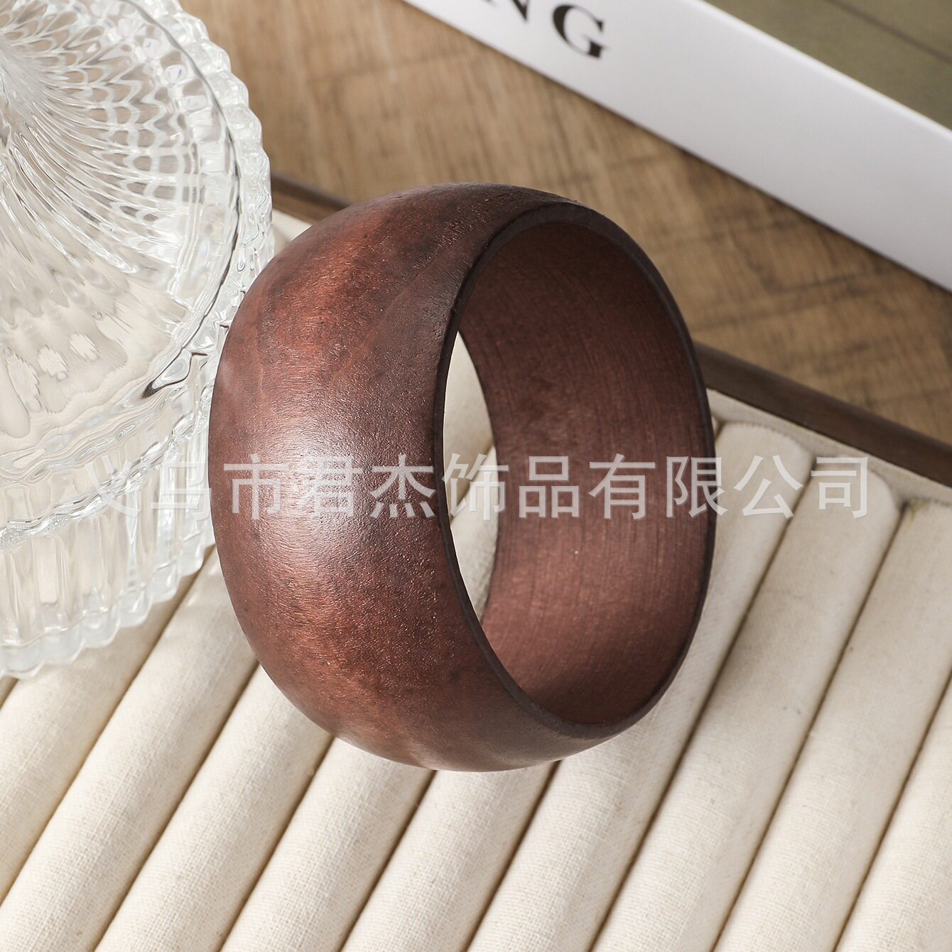 สั่งซื้อนำเข้า สไตล์ย้อนยุคสร้อยข้อมือไม้หน้ากว้างเฉพาะระดับไฮเอนด์อารมณ์ชาติพันธุ์สไตล์บุคลิกภาพที่พูดเกินจริงซ้อนอุปกรณ์เสริมสร้อยข้อมือสำหรับผู้หญิง จากจีน 1688 taobao alibaba tmall