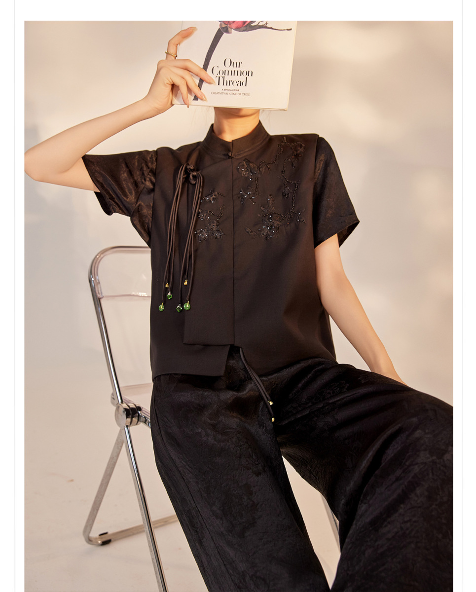 Áo vest nữ cổ đứng thêu nổi cài khuy phong cách thanh lịch — Ngọc Bích Đen (Giao Hàng Ngay), Trắng tuyết satin (tóc làm trong ngày)