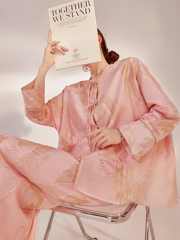 Bộ đôi áo sơ mi thêu họa tiết rồng dài tay phối chân váy chữ A lưng cao dáng dài — Váy (giao hàng trong 7 ngày), Váy (giao hàng trong ngày), Áo khoác thêu (giao hàng trong 7 ngày), Áo khoác thêu (giao hàng trong ngày)