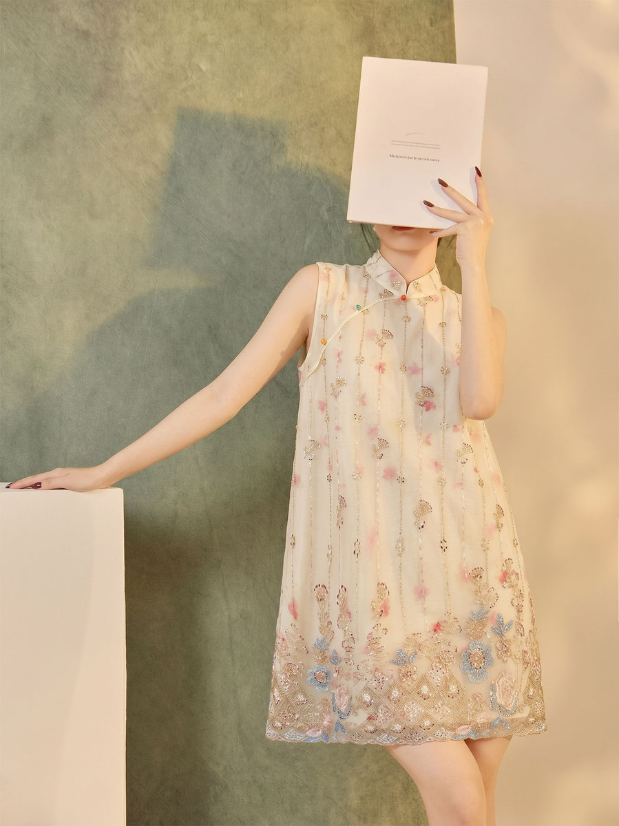 Đầm suông nữ cổ đứng thêu đính cườm họa tiết hoa — Màu mơ mây (giao hàng trong 7 ngày), Màu mơ mây (giao hàng trong ngày)