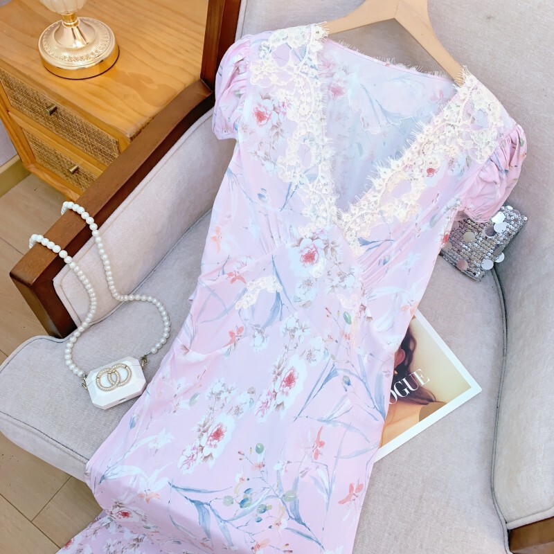 Đầm maxi nữ cổ V tay bồng họa tiết hoa nhí viền ren thắt eo dáng đuôi cá — Hồng đinh hương màu sương mù, tặng kèm áo mặc trong