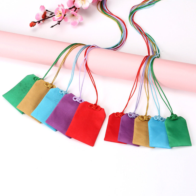 ถุงเครื่องรางสีพื้น ถุงเปล่าพร้อมพู่ ถุงแขวนรถยนต์ เครื่องรางสถานที่ท่องเที่ยว ถุงนำโชค เครื่องรางความสงบ โลโก้คงที่
