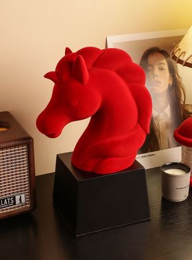 创意植绒红色马头摆件级感公室桌面装饰品小众艺术马年吉祥物
