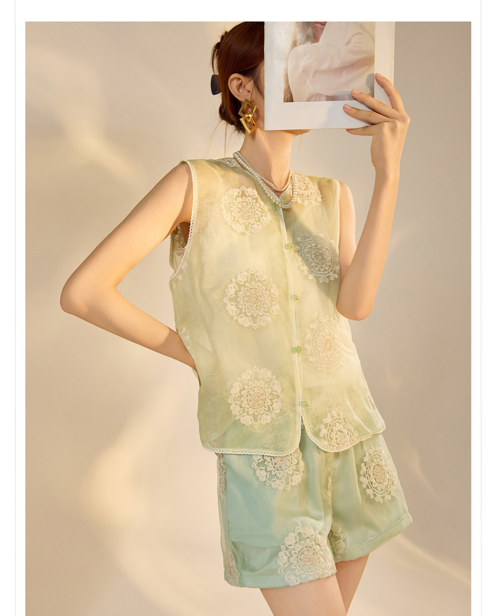 Bộ ba món nữ gồm áo khoác, gile và quần short lụa tơ tằm thêu hoa — Quần short xanh lục nhạt, Gi lê xanh lục nhạt, Áo khoác xanh lục nhạt