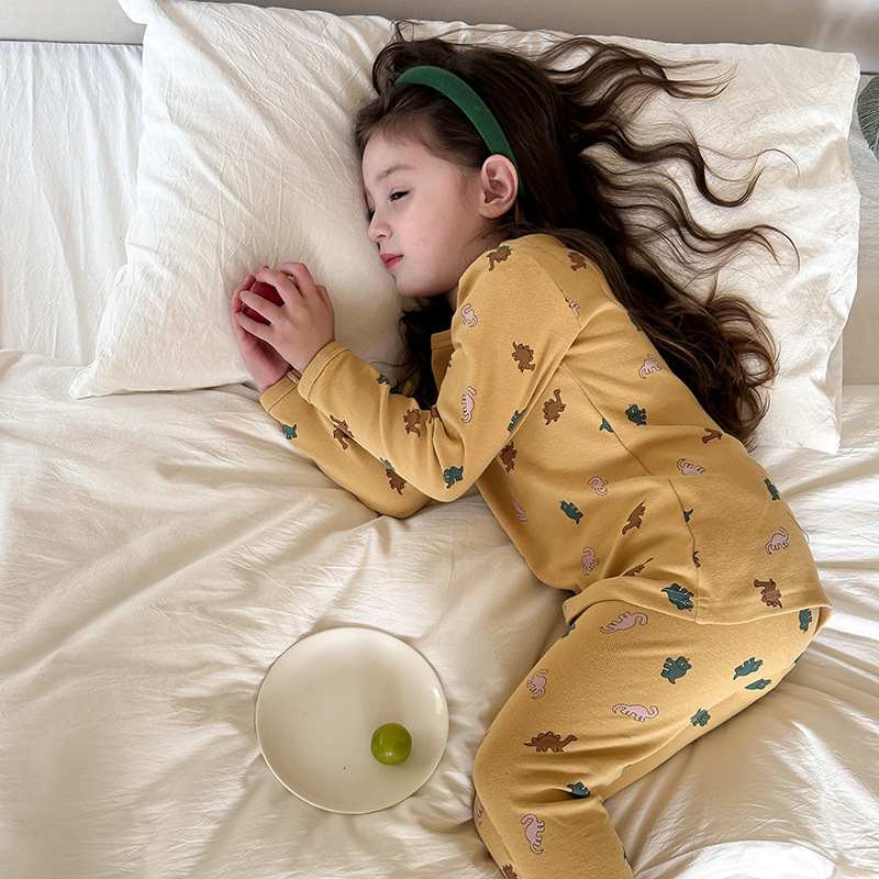 黄色の背景に小さな恐竜