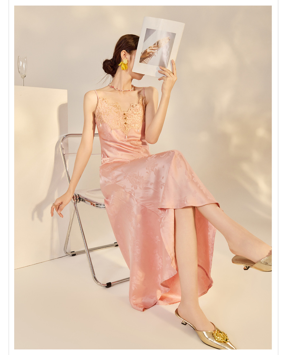 Đầm dài hai dây cổ V chữ A họa tiết dệt nổi, dáng ôm tôn eo — Hồng đào (giao hàng 7 ngày), Hồng đào (giao hàng trong ngày)