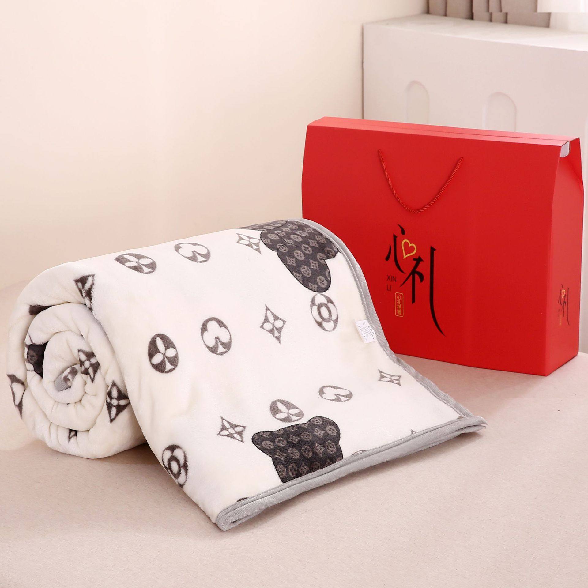 Manufacturer Wholesale Flannel Blanket Gift Company Opening Air Conditioning Blanket Jewelry Gift Box Office Lunch Break Blanket