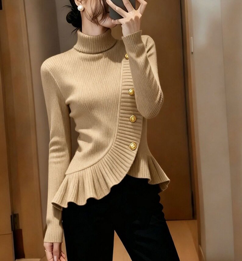 高级感超好看卡其色高领毛衣女秋冬独特绝美掐腰荷叶边长袖针织衫