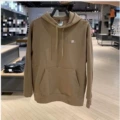Fleece-lined, upgraded sweatshirt with embroidered lettering in a coffee brown color