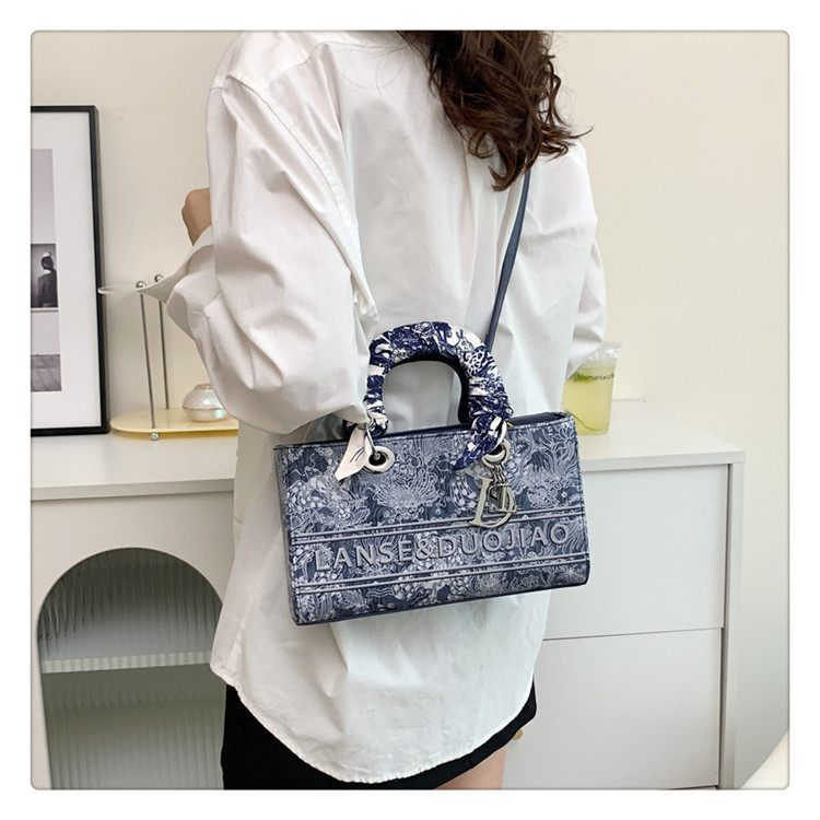 Cross-border high-looking handbag for women new popular niche design Diana bag embroidered shoulder messenger bag 23 undefined