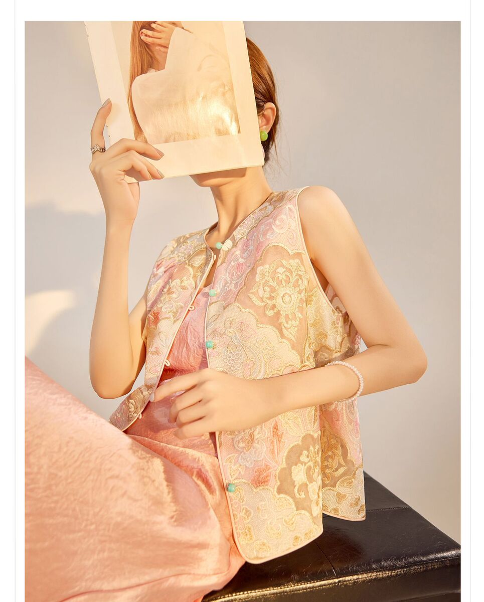 Áo vest nữ dáng gile thêu hoa cúc tơ tằm cao cấp — Áo vest màu hồng mơ (giao hàng trong 7 ngày), Áo vest màu hồng mơ (giao hàng trong ngày)