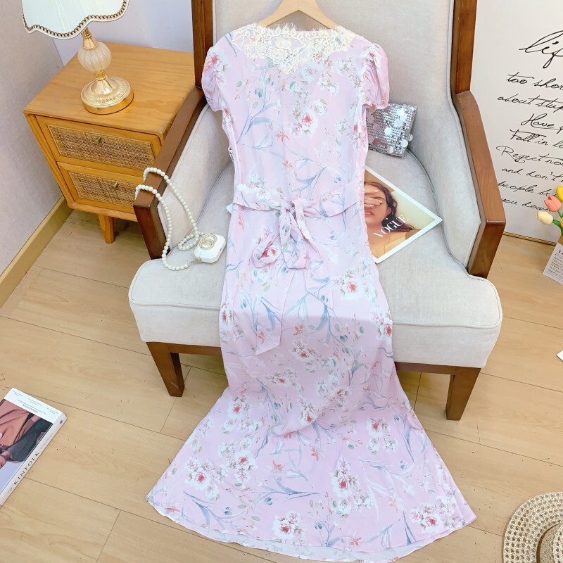 Đầm maxi nữ cổ V tay bồng họa tiết hoa nhí viền ren thắt eo dáng đuôi cá — Hồng đinh hương màu sương mù, tặng kèm áo mặc trong