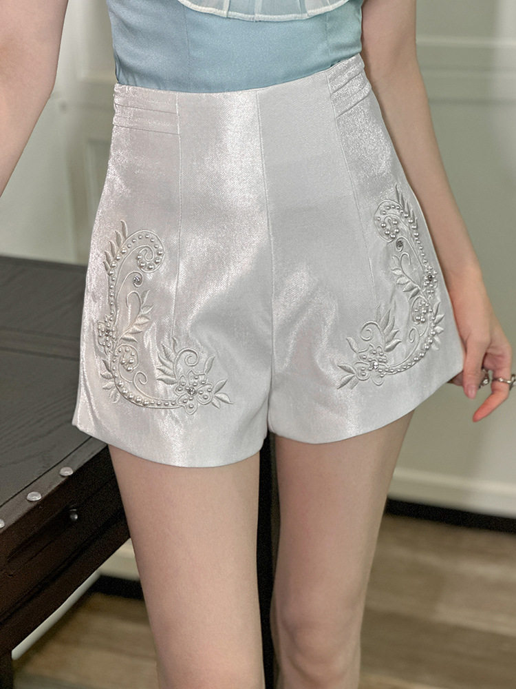 Quần short nữ cạp cao ống suông vải kaki có thêu hoa — [Trắng]