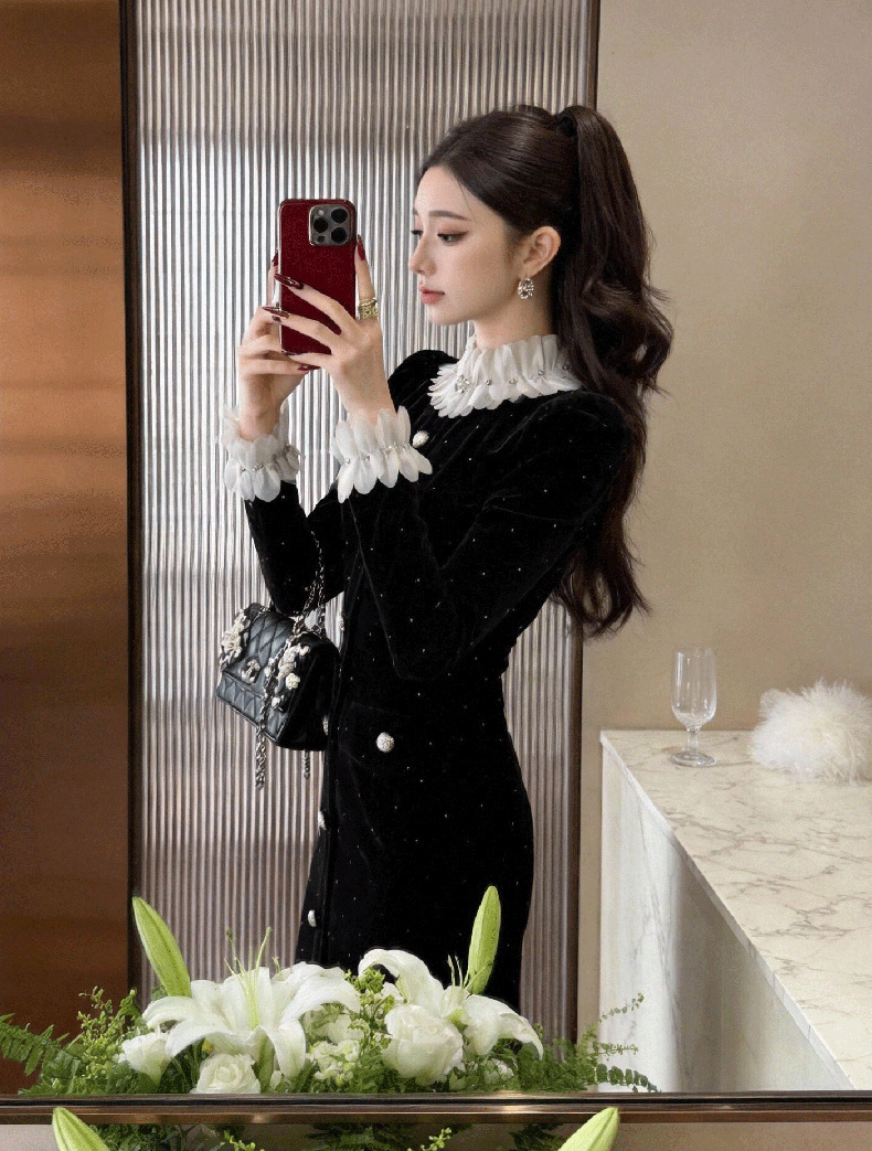 Đầm nữ dài tay cổ tròn cánh hoa cài một hàng cúc ôm dáng — màu đen