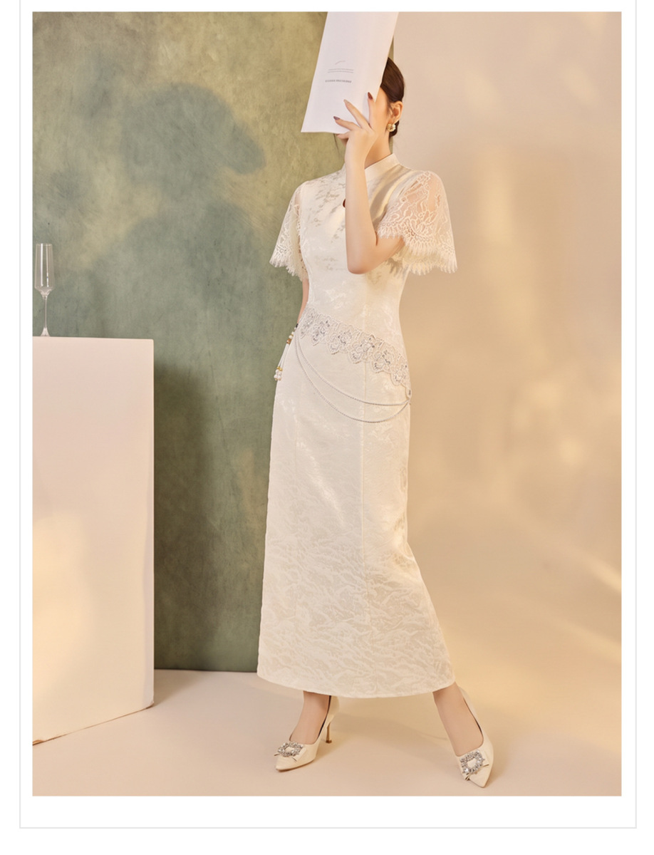 Bộ áo dài cách tân dáng ôm họa tiết hoa dệt jacquard kèm khăn choàng ngọc trai tháo rời — Vân kiều, Váy liền, Bộ
