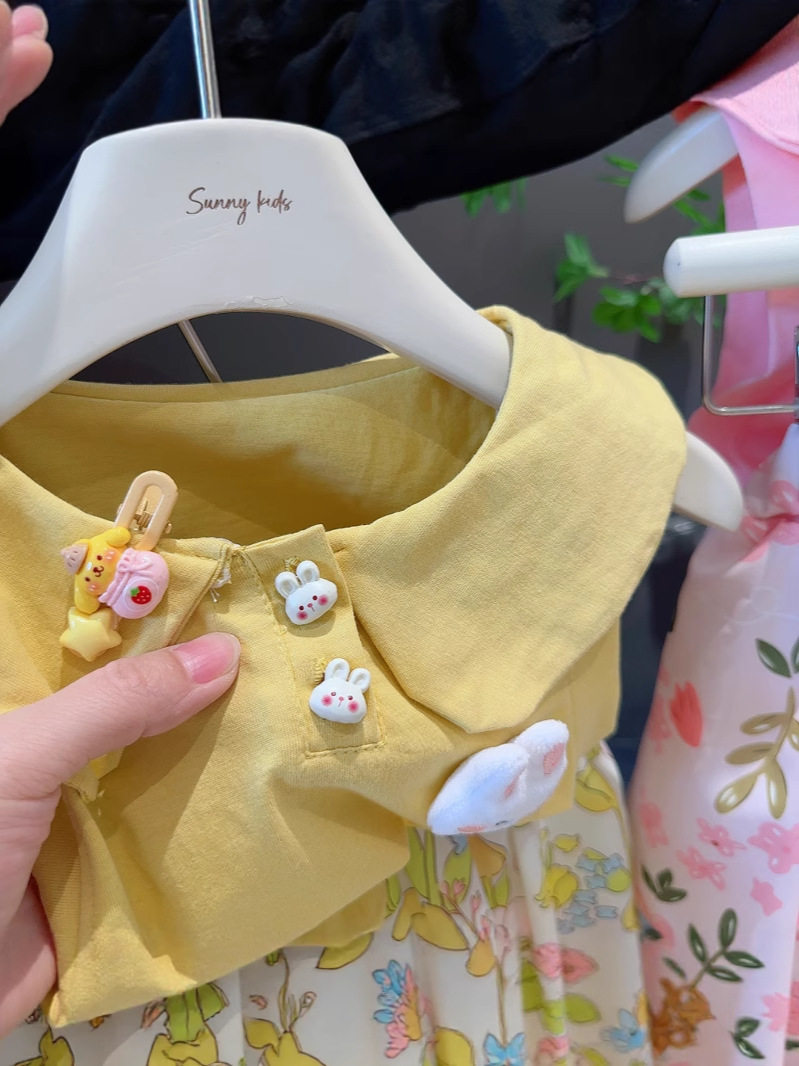 Nuovo set di due pezzi alla moda orecchie coniglio 3D cartone animato bambine, estivo carino outfit shorts bocciolo bambola creativo