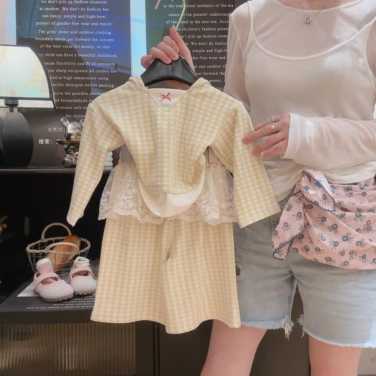 Herbst-Neuheit-vielseitige Spitzenrüschenhose & Langarm-Kapuzen-Süße-Dame-Karo-Top-Spitzen-Set