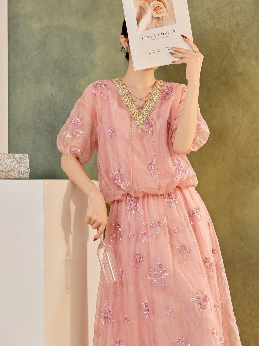 Đầm maxi nữ dài tay lỡ cổ chữ V thêu hoa phối voan nhẹ nhàng — Màu hồng