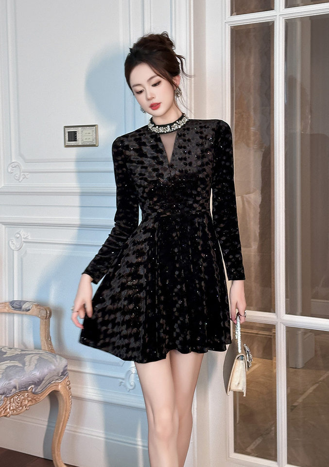 Đầm Nhung Nữ Dài Tay Cổ Tròn Đính Đá Eo Thun Tôn Dáng Màu Đen chi tiết 16