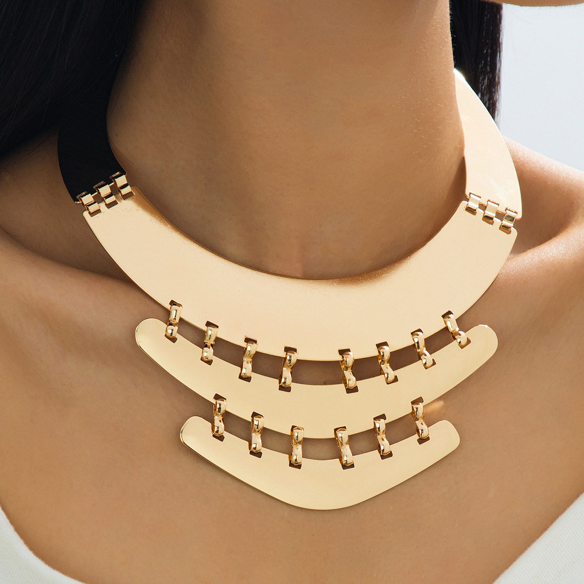 A Stylish and Exaggerated European and American Hollow Shiny Pendant Necklace for Women, Suitable for Vacation Wear as a Gift