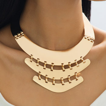 A Stylish and Exaggerated European and American Hollow Shiny Pendant Necklace for Women, Suitable for Vacation Wear as a Gift